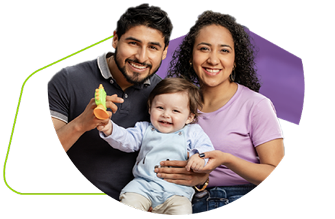 Familia feliz en su nuevo hogar